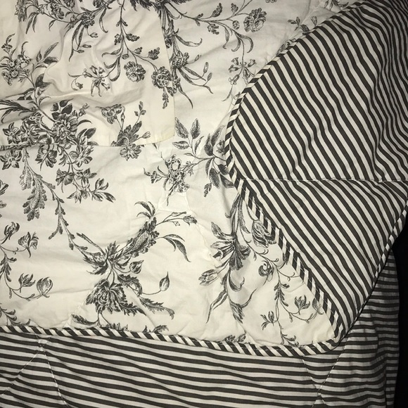 Reversible queen/full comforter - Picture 1 of 3